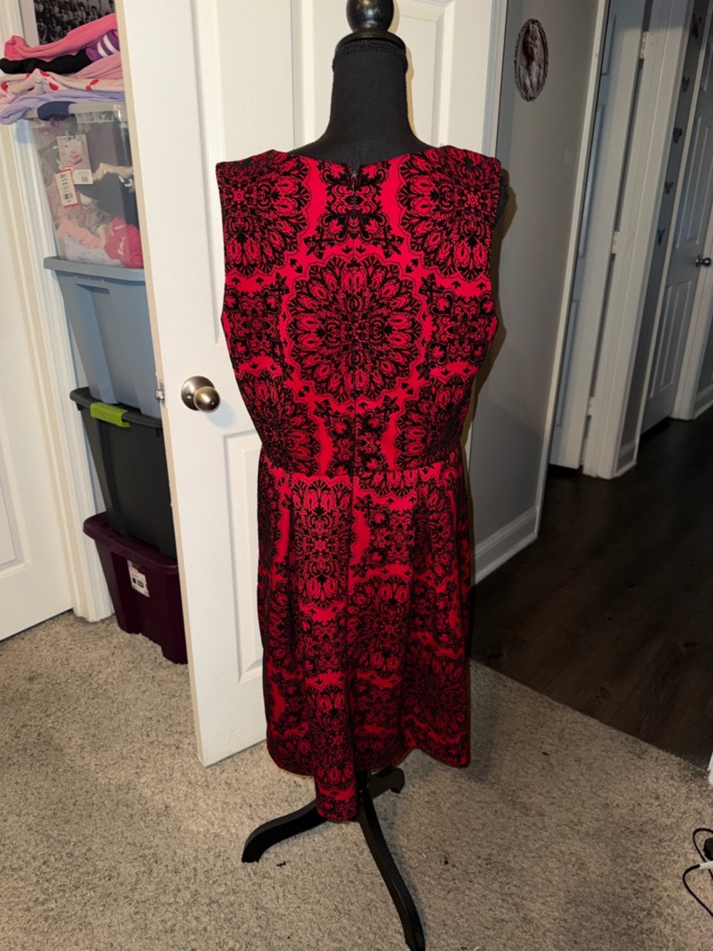 π€MADISON LEIGH RED BLK SLEEVELESS DAMASK FIT N FLARE DRESS SIZE 16π€ - Picture 5 of 10